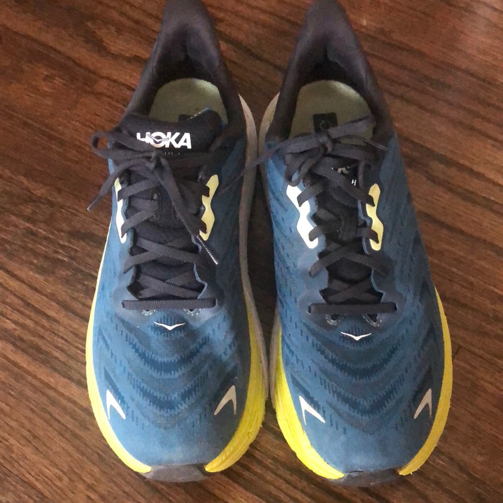 Men’s size 10.5 Hoka Arahi 6 shoes